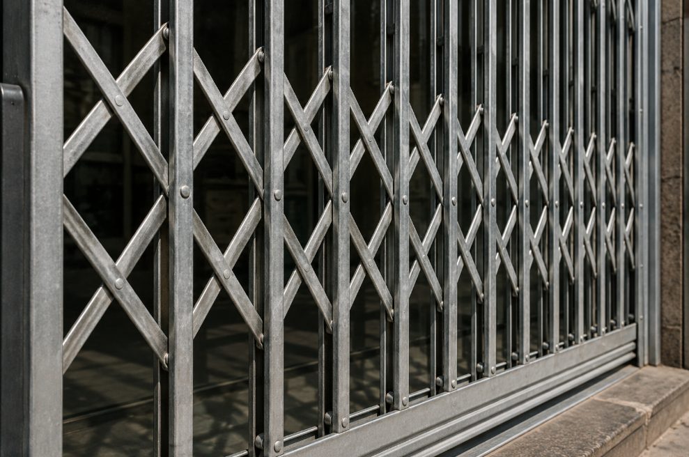 Detalle de una persiana de seguridad de ballesta en un local comercial